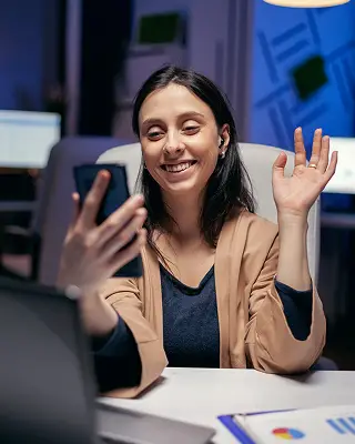 Colaboradora comemorando durante aula online