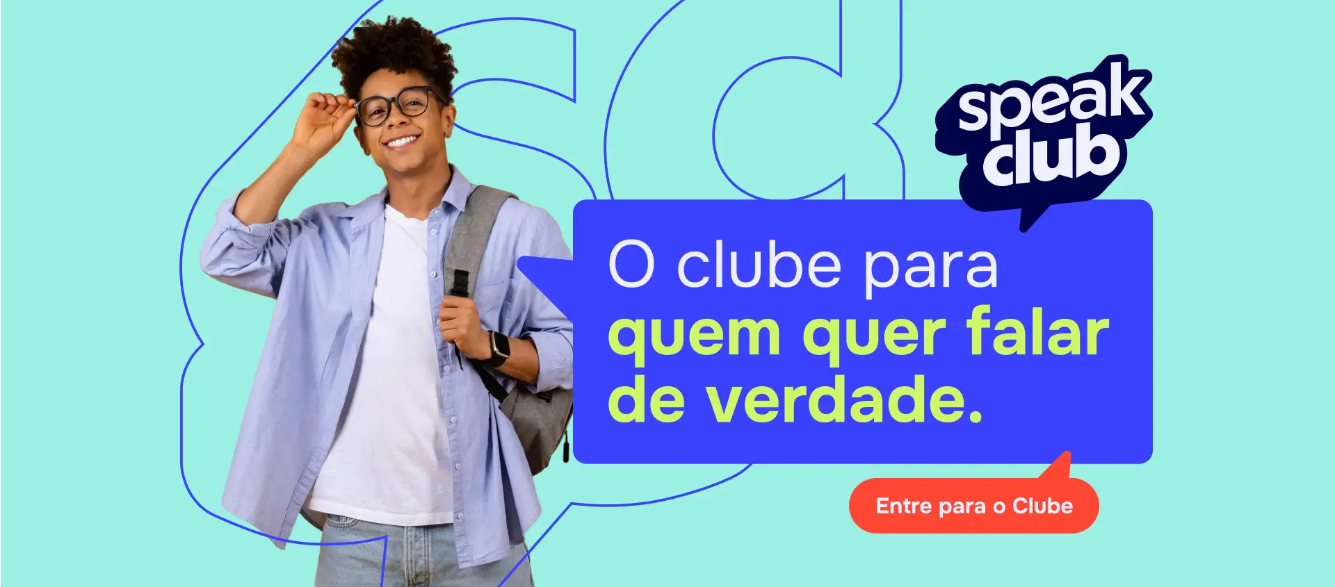 Estudante sorrindo ao lado do balão: O clube para quem quer falar de verdade