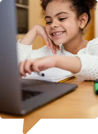 Adolescente sorrindo com caderno