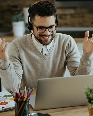 Aluno de fone participando de aula ao vivo pelo notebook